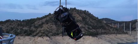 Rescatan el cuerpo del único ocupante del coche caído al pantano de Contreras