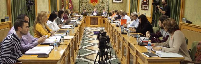 El pleno del Ayuntamiento aprueba recurrir ante los tribunales que la Junta financie los servicios sociales