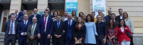 Rafael Lozano recibe el cariño de los empresarios de Cuenca antes de recibir el premio CECAM