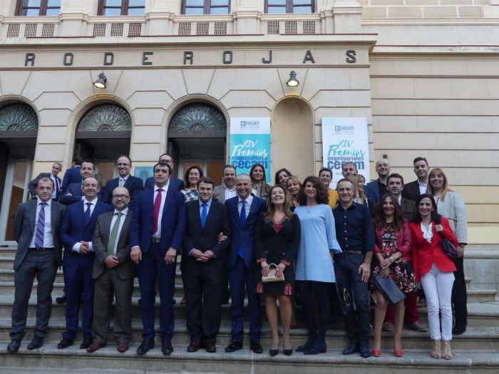 Rafael Lozano recibe el cariño de los empresarios de Cuenca antes de recibir el premio CECAM