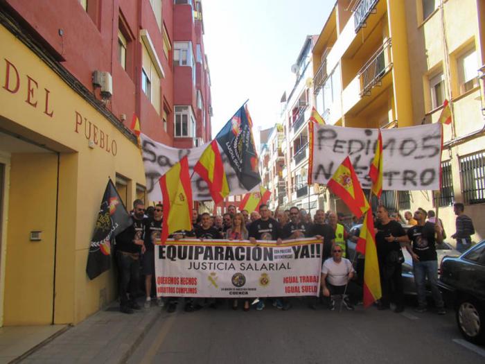 JUSAPOL se moviliza ante la sede del PSOE de Cuenca para pedir la equiparación salarial