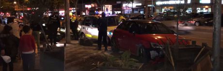 Un coche se empotra contra la terraza de un restaurante en Fermín Caballero