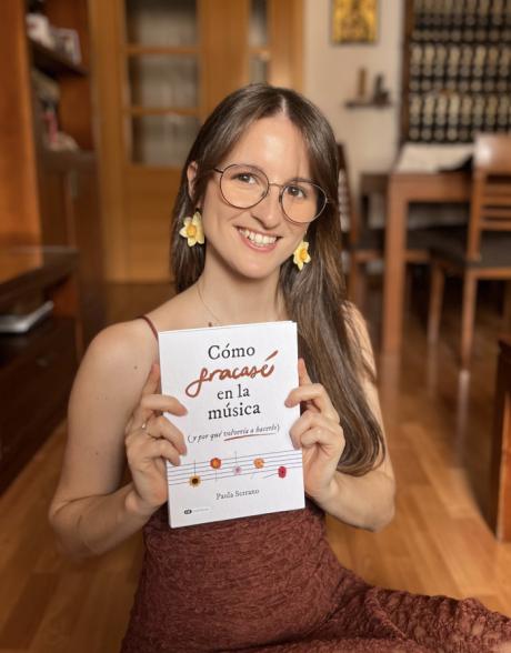 Paula Serrano lanza la preventa de un libro en el que relata el lado menos visible de perseguir un sueño en la música