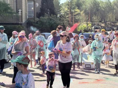 El barrio Fuente del Oro se llena de color y energía en la celebración del 25 aniversario de Adocu