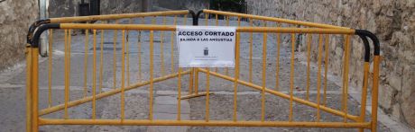 Cortado el acceso en la calle Bajada Virgen de las Angustias por motivos de seguridad