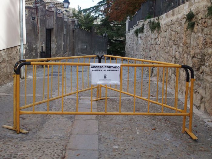 Cortado el acceso en la calle Bajada Virgen de las Angustias por motivos de seguridad