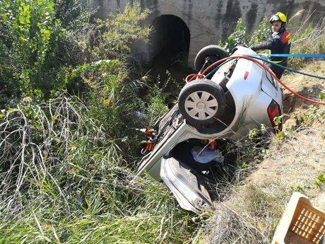 Una persona ha fallecido al salir de la vía un vehículo en Iniesta