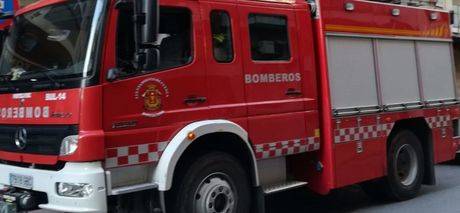 Un incendio calcina totalmente una casa de madera en la capital