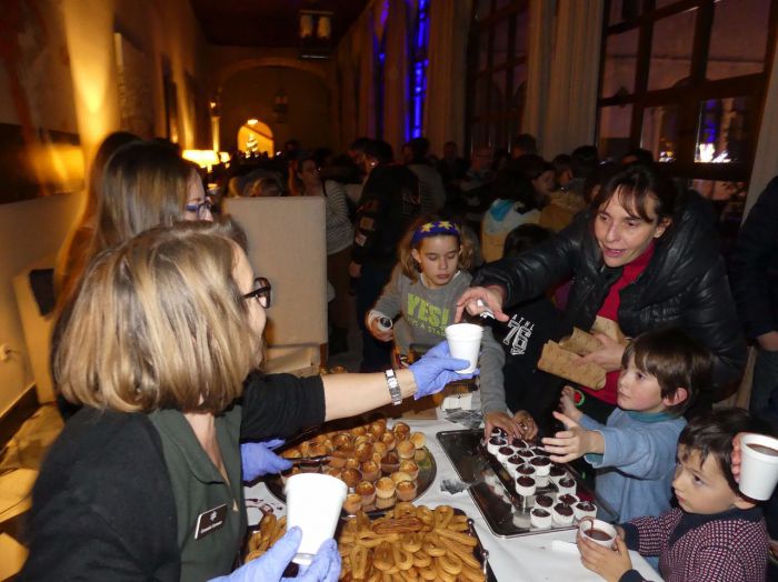 El Parador reúne a cerca de 400 personas y recauda algo más de 800 euros en el acto solidario ‘Enciende la Navidad’