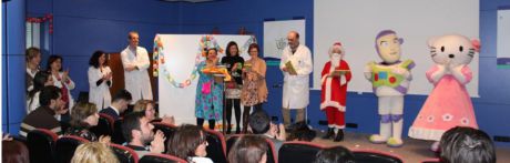 Actividades para pacientes hospitalizados, reconocimiento a profesionales jubilados y decoración, señas de identidad de la Navidad en los centros sanitarios