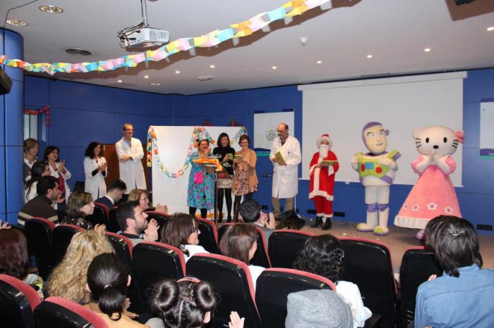 Actividades para pacientes hospitalizados, reconocimiento a profesionales jubilados y decoración, señas de identidad de la Navidad en los centros sanitarios