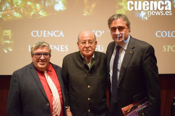 D. Ángel Pérez, en el centro de la imagen, este año en la Presentación de la Semana Santa de Cuenca, en la capital de España