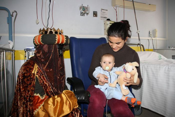 Los Reyes Magos visitan a los niños ingresados en el Virgen de la Luz