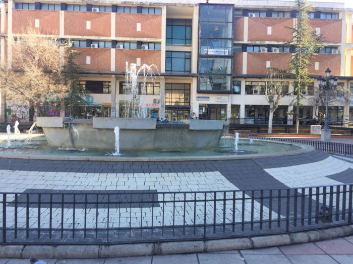Denuncian que el Ayuntamiento corra con los gastos de reparación de la fuente de la Plaza de España “cuando su mantenimiento corresponde a la concesionaria del parking”