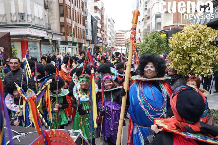 El desfile de Carnaval inunda las calles de color