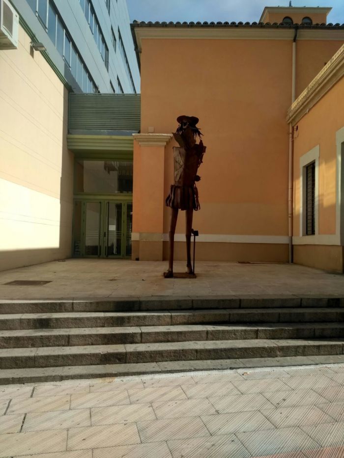 Los actos vandálicos destrozan la escultura de Don Quijote en el Centro Cultural Aguirre