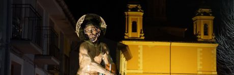 Olor a incienso, golpear de horquillas, fe y devoción en el Vía Crucis de “El Amarrado”