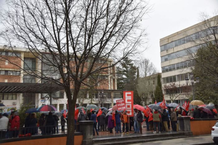 Centenares de personas piden, bajo la lluvia, pensiones dignas en Cuenca