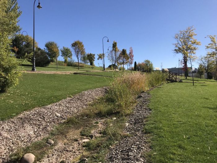 En imagen el cauce del río artificial seco desde hace más de dos años en el parque de Los Principes