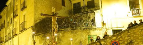 Recogimiento y silencio en la procesión penitencia de la Vera Cruz