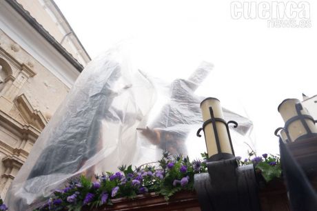 La lluvia altera ligeramente la procesión Camino al Calvario