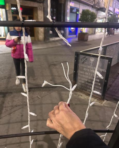 El Ayuntamiento denuncia el vandalismo del árbol de Navidad de Carretería