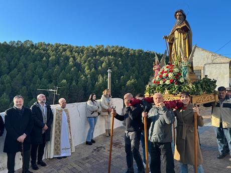 Cuenca celebra San Antón con procesión, bendición de animales y el reparto de 22.000 panecillos