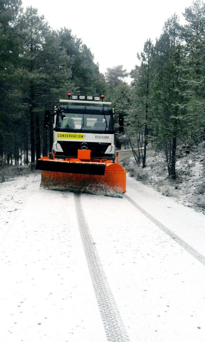 Un camión atrapado por la nieve corta la carretera CM-2106 en Valdemeca
 