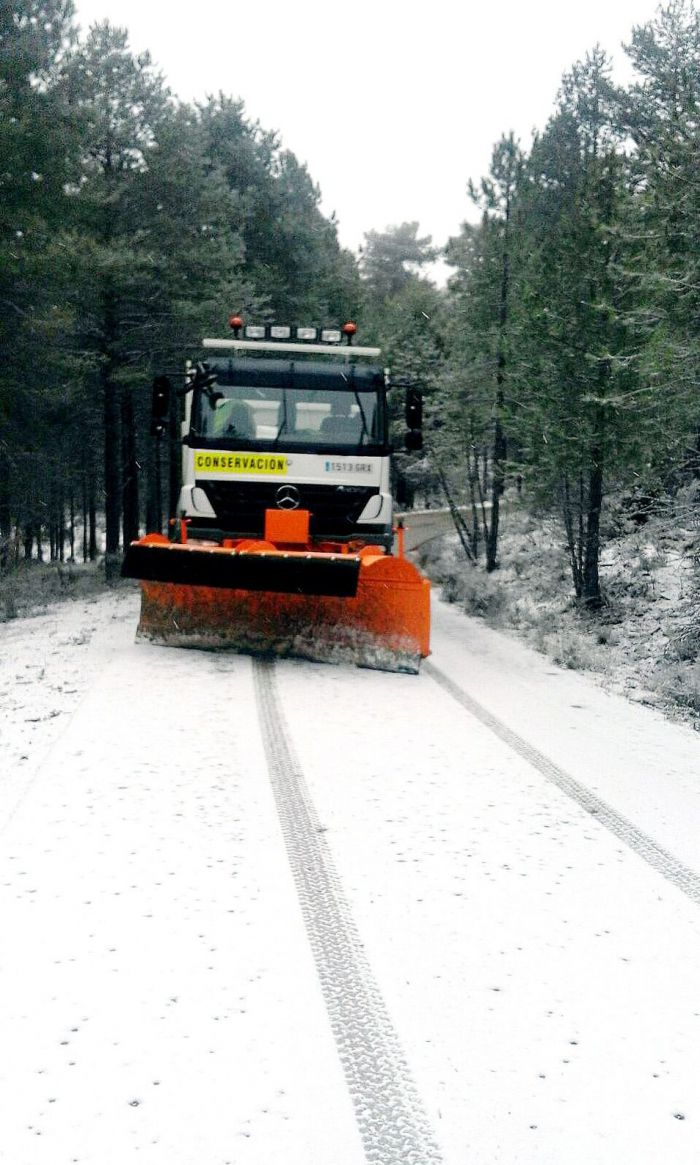 Un camión atrapado por la nieve corta la carretera CM-2106 en Valdemeca
 