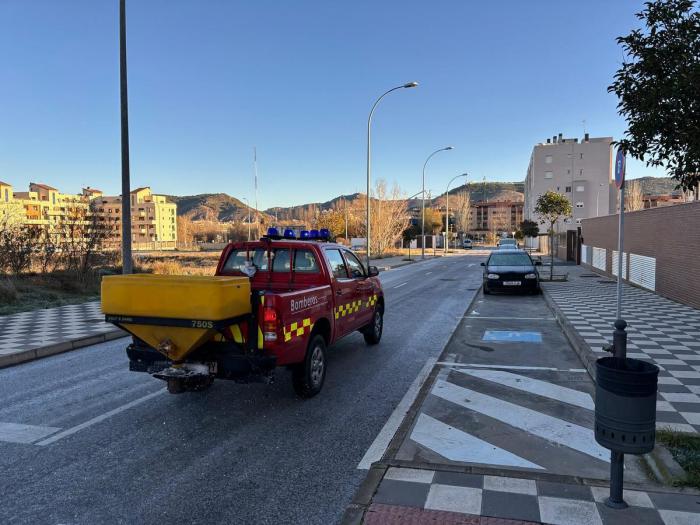 El Ayuntamiento refuerza el salado en zonas clave tras la helada de esta noche