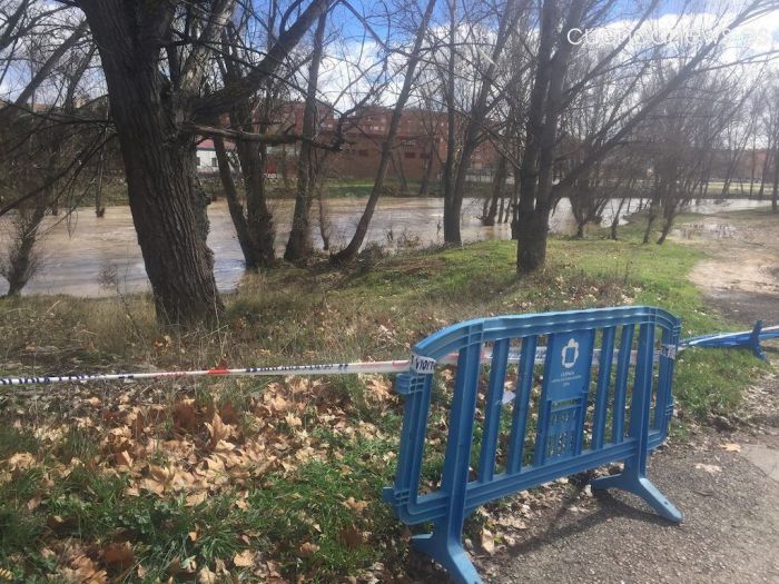 El aumento del caudal de los ríos Júcar y Huécar obliga a restringir varias zonas de sus riberas en la capital