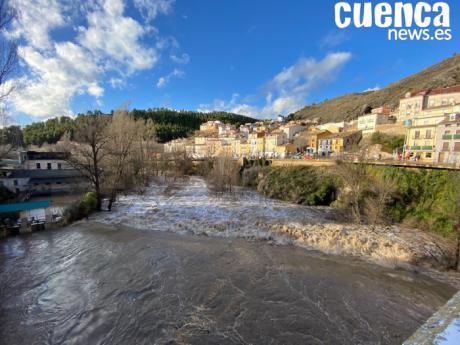 El río Júcar alcanza el caudal más alto del año a su paso por Cuenca