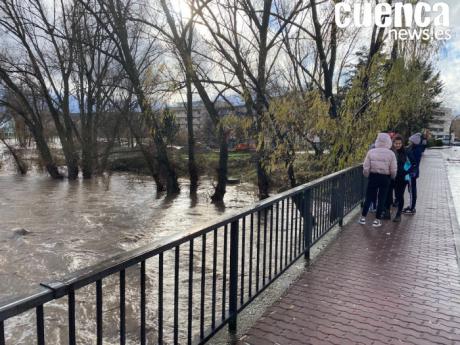 El Júcar vuelve a superar los 110 m³/s en Cuenca y el Ayuntamiento pide respetar el cierre de accesos