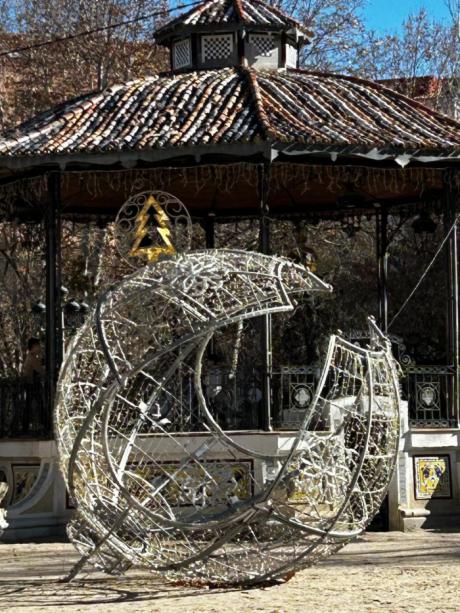 Arrancan la bola de Navidad del parque de San Julián