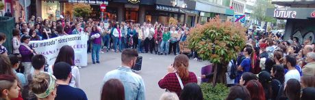 Más de 200 personas claman en Cuenca contra la sentencia del caso de “La Manada”