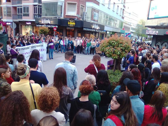 Más de 200 personas claman en Cuenca contra la sentencia del caso de “La Manada”