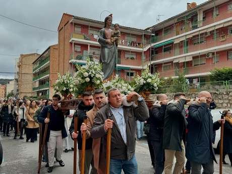 La Virgen de la Paz recorre su barrio arropada por numerosos fieles