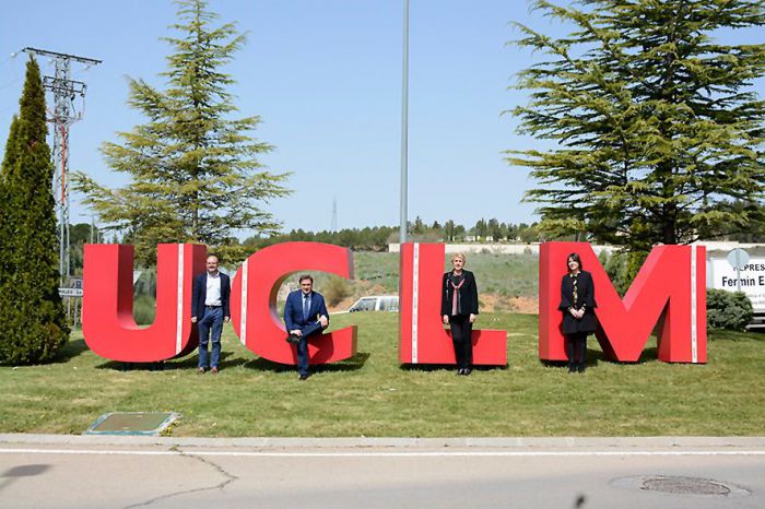Inaugurado un logo gigante de la UCLM que da la bienvenida al Campus universitario