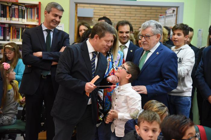 Felpeto invita a niños y jóvenes a conservar los libros en papel como símbolo de cuando aprendieron a leer y recuerdo de quien les enseñó las primeras letrasa