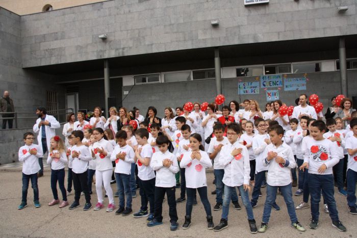 El Hospital Virgen de la Luz y los escolares del Colegio “Hermanos Valdés” reparten besos para todos los niños hospitalizados