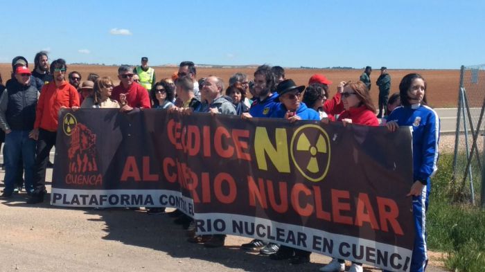 Cerca de cien personas participan en la novena marcha a Villar de Cañas para decir no al ATC