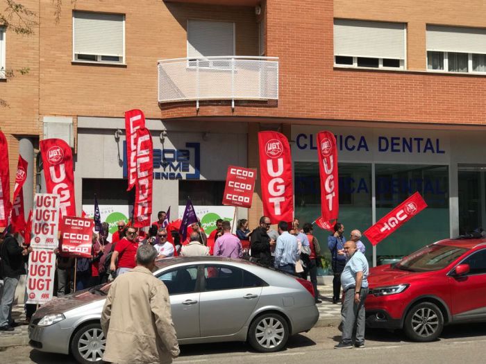 Una concentración de CCOO y UGT reclama a la patronal mejoras laborales