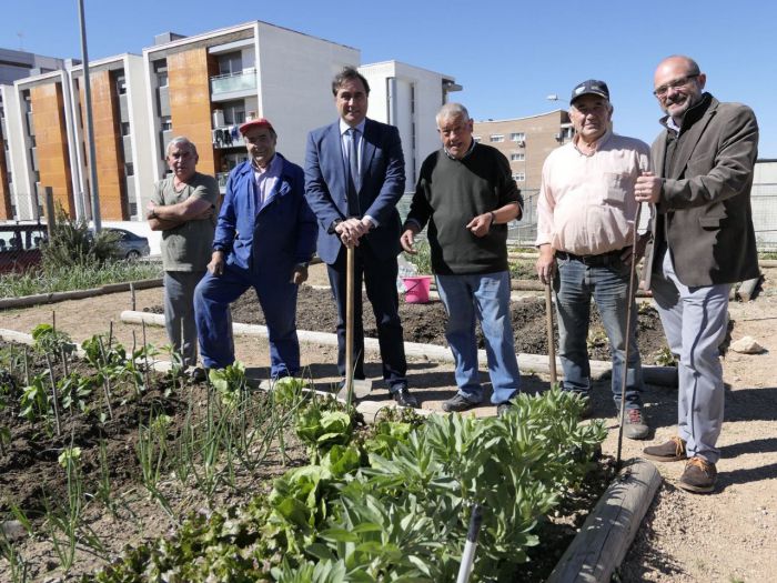 Mariscal visita los huertos de ocio del barrio de Villa Román en su noveno año de existencia