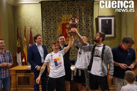Recibimiento en el Ayuntamiento de Cuenca a los jugadores de la Balompédica tras su ascenso a 2ºB