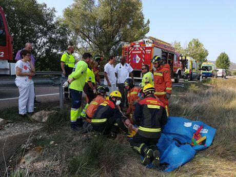 Una persona carbonizada en el interior de un coche incendiado tras un choque