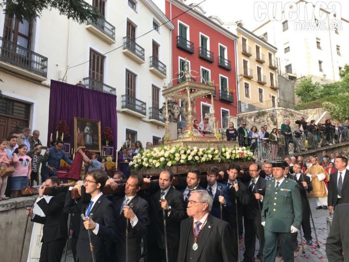 Numeroso público en la procesión del Corpus Christi conquense