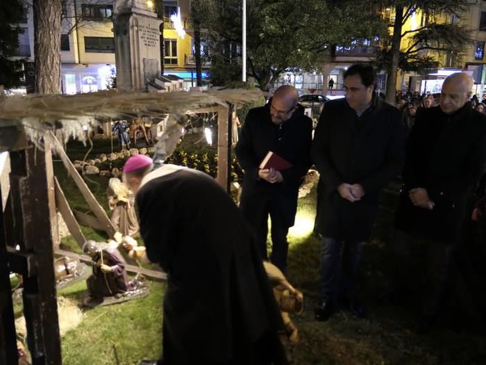 Numerosos conquenses asisten a la inauguración del Belén de la Plaza de la Hispanidad