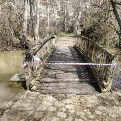 Cierre de pasos peatonales en el río Júcar debido al aumento del caudal en la capital
 
 