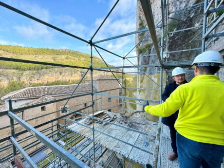 Comienza el desmontaje del andamio en la Bajada de Las Angustias