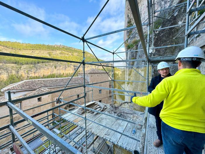 Comienza el desmontaje del andamio en la Bajada de Las Angustias
